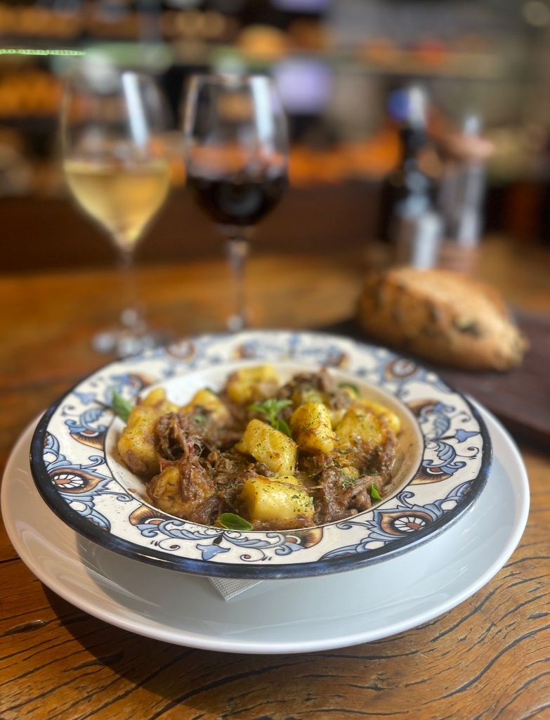 Gnocchi de Mandioquinha com Ragu de Costela